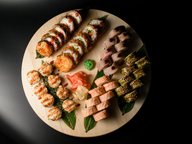 圆板上的烤三文鱼、牛油果什锦卷的俯视图。图片下载