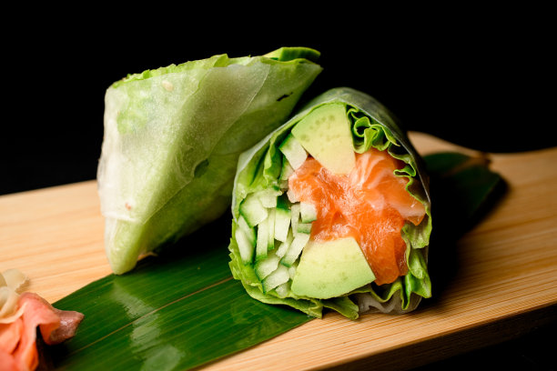 蔬菜沙瓦玛在生菜叶，呈现在香蕉叶。图片下载