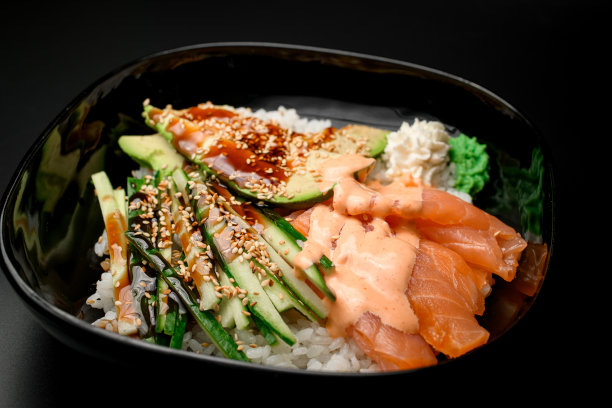 近距离拆卸寿司混合沙拉。图片下载