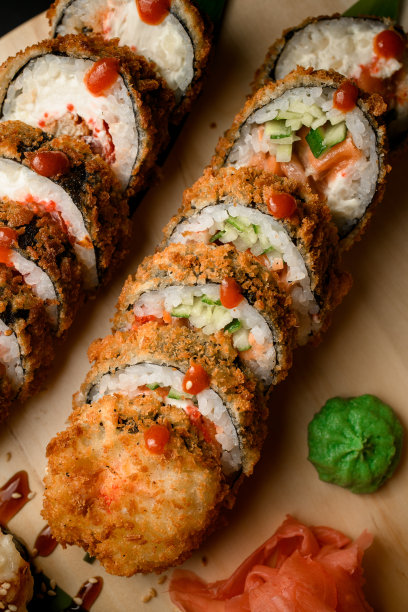 天妇罗配脆黄瓜的俯视图。图片下载