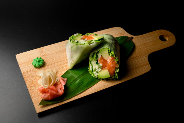 芭蕉叶三文鱼春卷，姜和芥末。图片下载