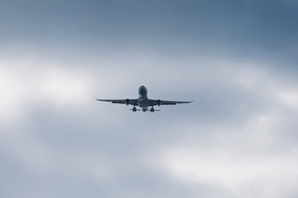 飞机在云中飞行图片下载