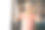 一个美丽成熟的女人在客厅竖起大拇指的照片图片下载