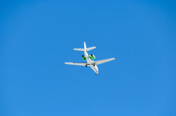 从下面看蓝天中的飞机图片下载