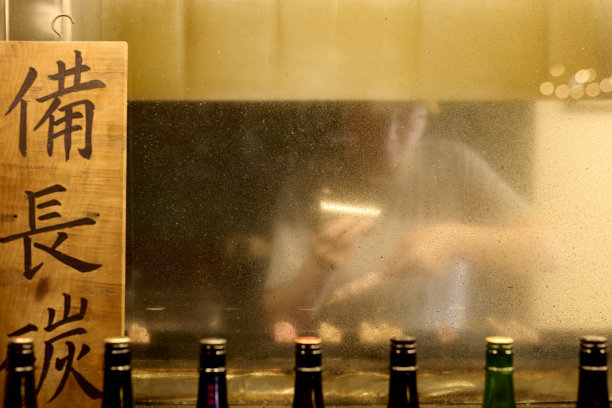 烤鸡肉串，日本传统烤鸡和炭烤，来自日本Kishu。木桌上的烤盘和烤肉。烤烤鸡调味照片。日式烤鸡串。烹饪，餐厅，日本图片下载