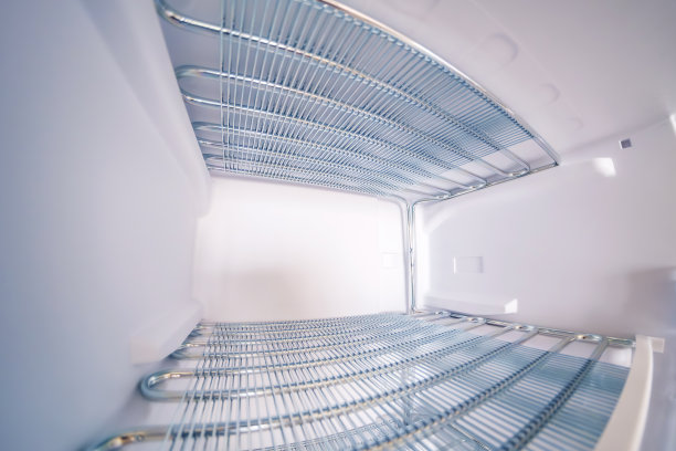 空冰箱的广角照片。打开白色的冰箱。图片下载