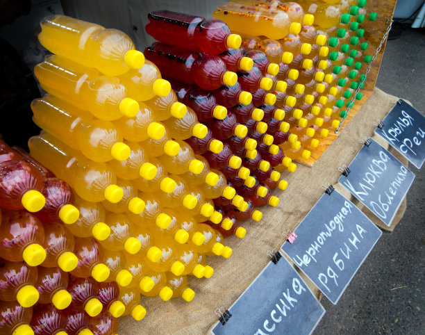 在集市上排队喝浆果饮料图片下载