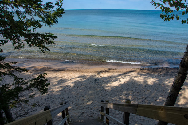 图片岩石NL -通往苏必利尔湖海滩的楼梯，靠近Au Sable灯塔图片下载