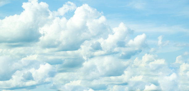 蓝天上白色蓬松的云的背景图片下载