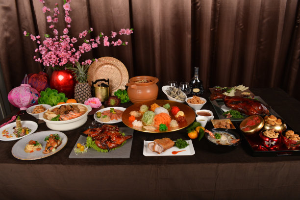 中国新年节日的亚洲美食有肉、菜、面、饼干和青铜色背景樱花灯装饰的鱼生老黑餐厅宴请清真餐饮菜单图片下载