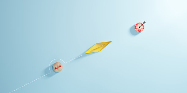 黄色纸船扬帆远航，红色纸船对危险概念进行风险评估和分析。图片下载
