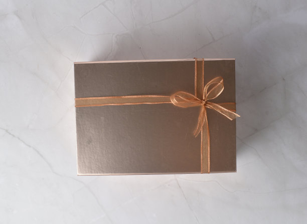 美丽的节日圣诞生日优质豪华礼盒包装在闪亮的青铜色和白色大理石桌子不同角度顶视图设计照片拍摄缎带图片下载