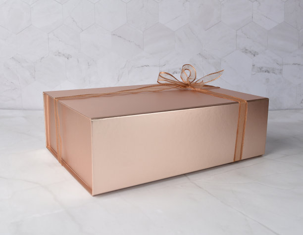 美丽的节日圣诞生日优质豪华礼盒包装在闪亮的青铜色和白色大理石桌子不同角度顶视图设计照片拍摄缎带图片下载