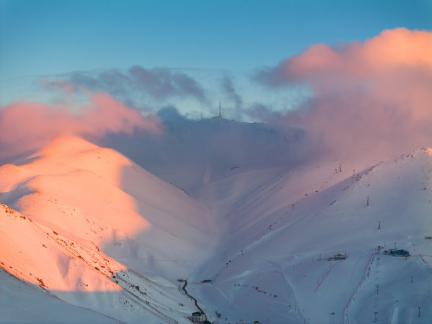 Palandöken滑雪中心的彩色夕阳无人机照片，冬季帕兰多肯山脉埃尔祖鲁姆，土耳其(土耳其)图片下载