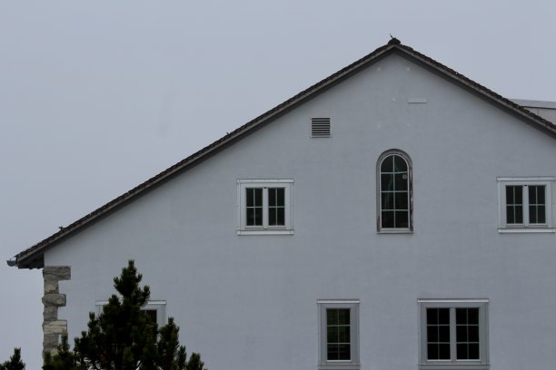 瑞士卢塞恩，浓雾中的白色建筑，橙色屋顶。位于利吉山山顶的铁丝网后面的建筑。很多云和浓雾，灰色，阴天。水平的图片图片下载