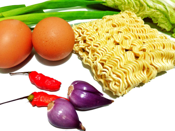 面条、青葱、红辣椒、小葱和白芥菜在白色背景上的照片图片下载