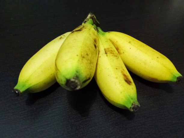 香蕉水果的黑色背景照片图片下载