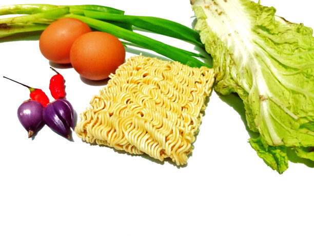 面条、青葱、红辣椒、小葱和白芥菜在白色背景上的照片图片下载