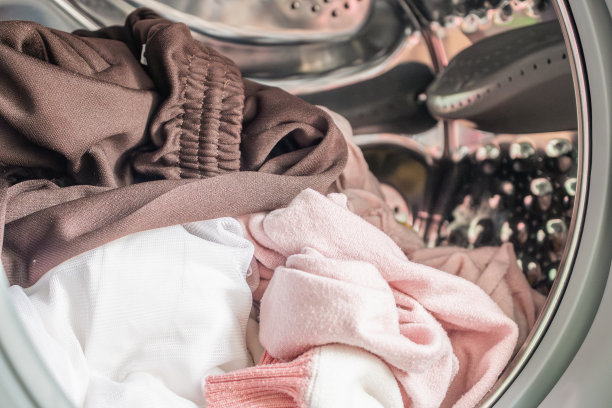 洗衣机装满了衣服图片下载