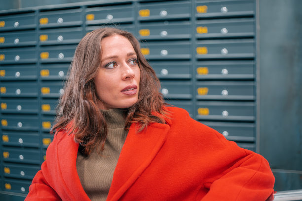 大厅里的年轻女子转过身来，看到了一个朋友图片下载