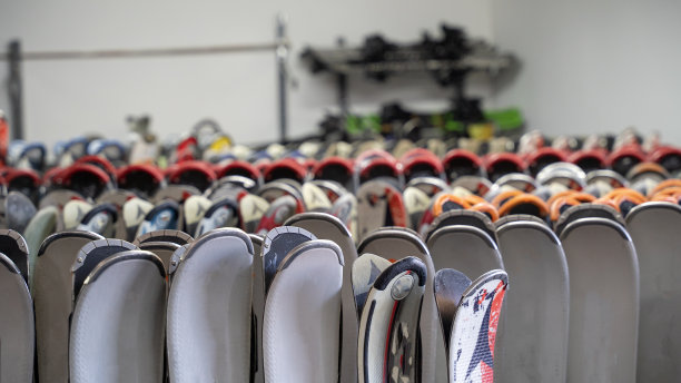 体育用品商店里一排排的滑雪板图片下载