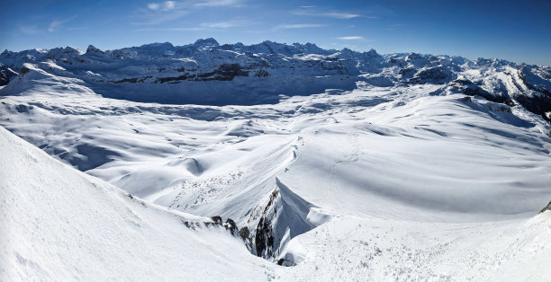 在格拉内兰和施维茨滑雪旅行。在Pfannenstock滑雪登山。布劳恩瓦尔德·格拉鲁斯上空的迅猎兽。冬季乡村的滑雪。高质量的照片。图片下载