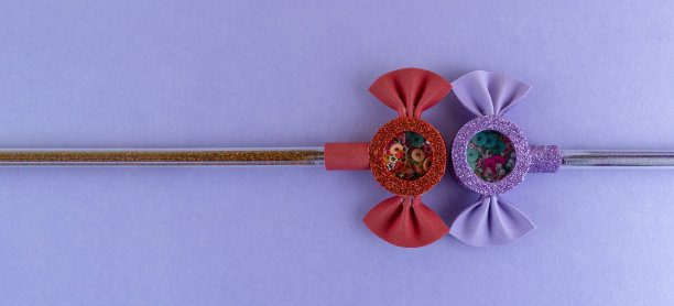 可爱的糖果装饰在紫色背景上的铅笔图片下载