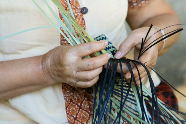 一位泰国妇女的手正在用竹子编织一个祖传的篮子。人们正在示范用竹子编织传统的篮子。联合国教科文组织人类非物质文化遗产图片下载