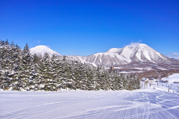 Yotei山和Rusutsu滑雪场的景色图片下载