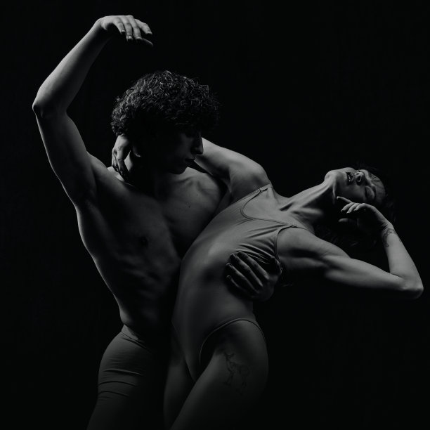 激情与爱的肖像。才华横溢，艺术青年男女，芭蕾舞演员表演。黑白电影图片下载
