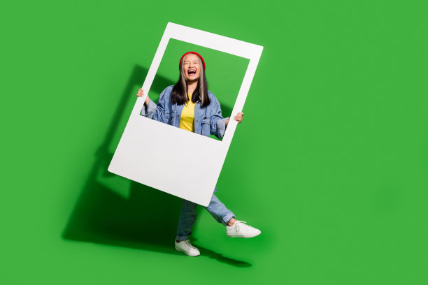 美女全身照照片干部窗舞穿着时髦的牛仔裤衣服孤立在绿色的背景图片下载