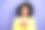照片中满意的女人留着非洲式发型，穿着黄色毛衣，拿着热杯子，看着紫色背景上的空白空间图片下载