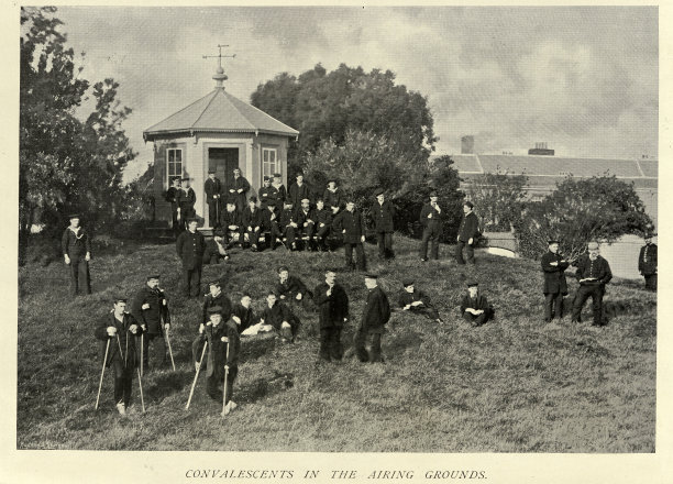 图19世纪90年代，英国汉普郡戈斯波特的哈斯拉皇家海军医院的露天空地上的医疗保健史图片下载