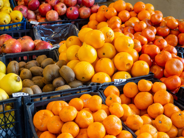 东部市场的水果。水果装在盒子里出售。东方集市的气氛。图片下载