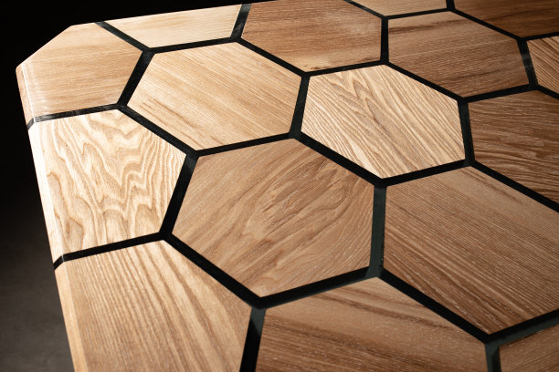 桌子被环氧树脂和清漆覆盖。豪华优质木材加工。深色背景的木桌。商业计划书概念。图片下载