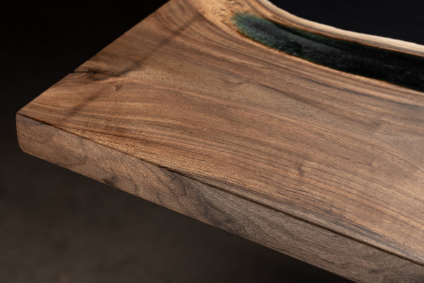 桌子被环氧树脂和清漆覆盖。豪华优质木材加工。深色背景的木桌。商业计划书概念。图片下载