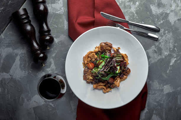 烤牛肉，配新鲜沙拉，西红柿，黄瓜图片下载