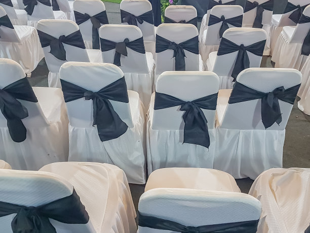 一排排白色的空椅子，整齐地摆放着，是婚礼的装饰图片下载