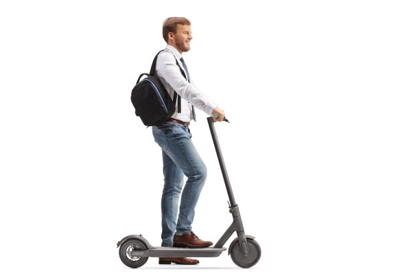一名男子在电动滑板车上的全身侧面照片图片下载