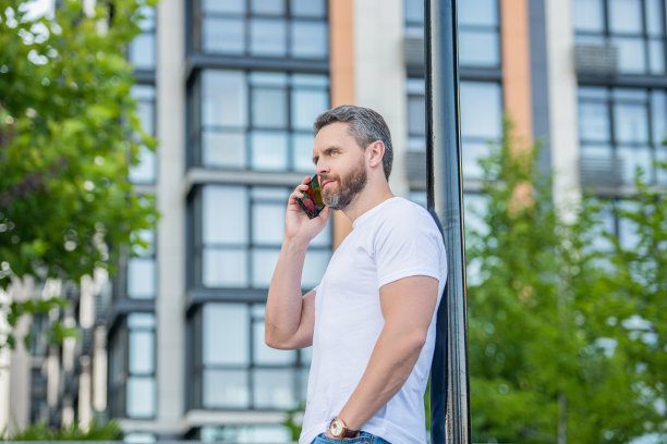 照片显示男子打电话和谈话。有人在户外打电话。图片下载