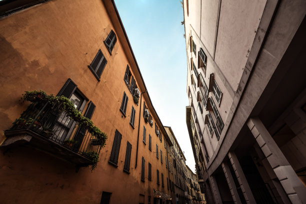 意大利米兰中心的两座美丽的相对建筑图片下载