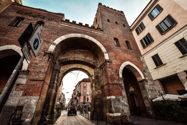 意大利米兰的提契诺中世纪门的低角度视图图片下载
