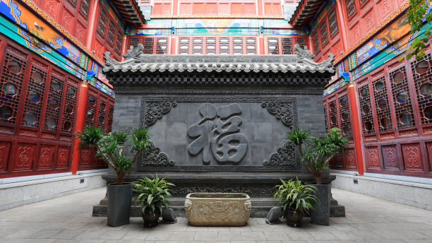 在中国北方，“福”字刻在一面灰色的墙上图片下载