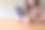 一名年轻女子手持并使用智能手机的特写图片图片下载
