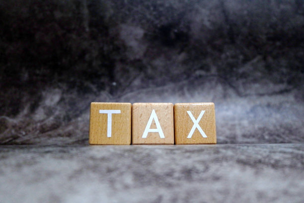 税务季节:税务字在木块水平黑色大理石背景库存照片复制空间图片下载
