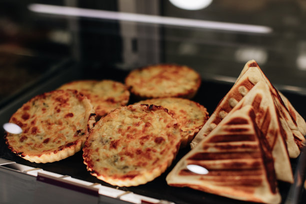 商店柜台上放着新鲜出炉的乳酪乳蛋饼和面包信封图片下载