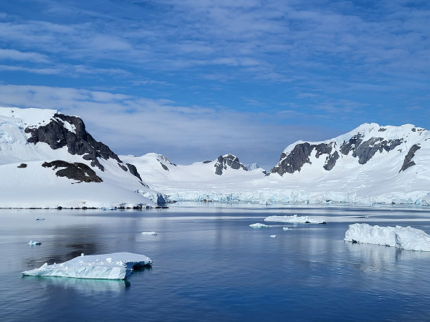 南极大陆令人惊叹的景观，有白色和蓝色的冰山，倒影，天堂湾图片下载