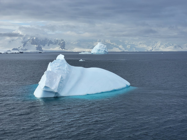 蓝色和白色的冰山漂浮在海洋中的天堂湾，南极洲的特写图片下载