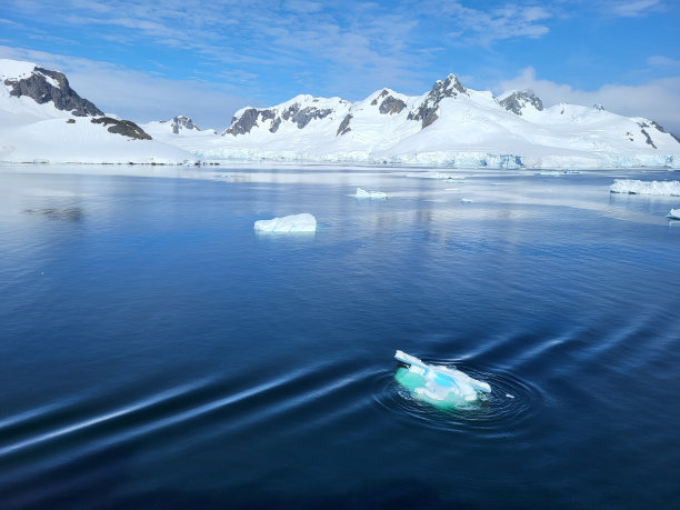 南极大陆令人惊叹的景观，有白色和蓝色的冰山，倒影，天堂湾图片下载