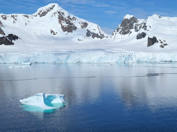 蓝色和白色的冰山漂浮在海洋中的天堂湾，南极洲的特写图片下载